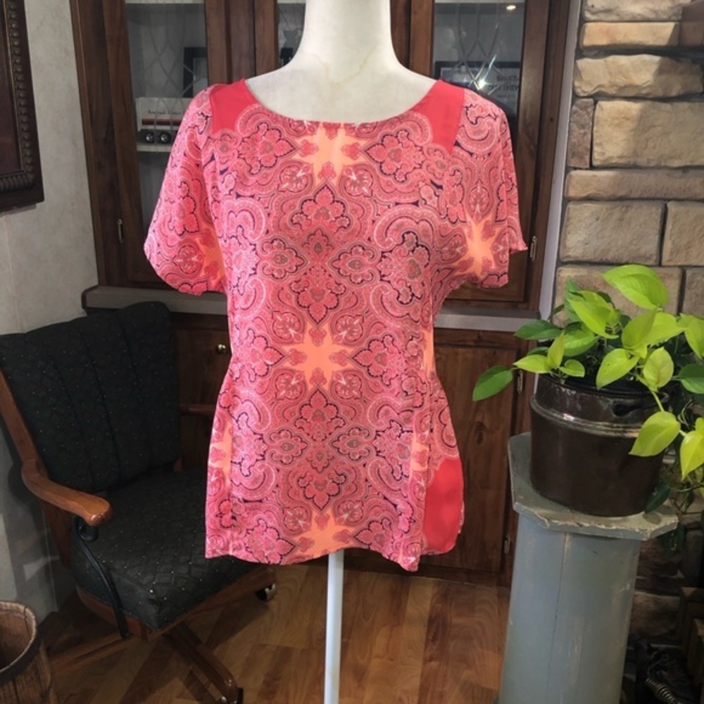 ANA SIZE MEDIUM MULTICOLORED SHORT SLEEVE TOP. PLEATED ON SIDE.